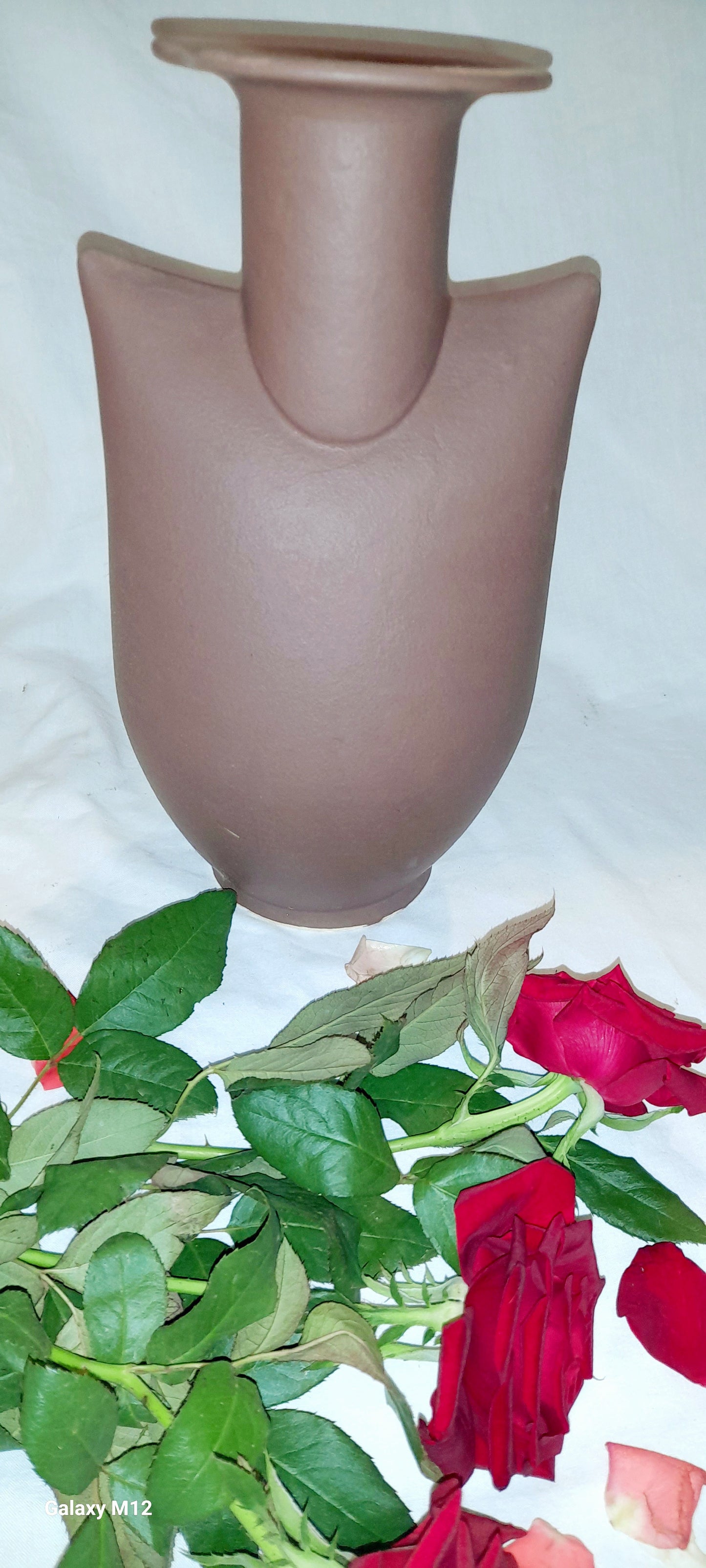 :
Modern Sculptural Ceramic Vase – Minimalist Handmade Design