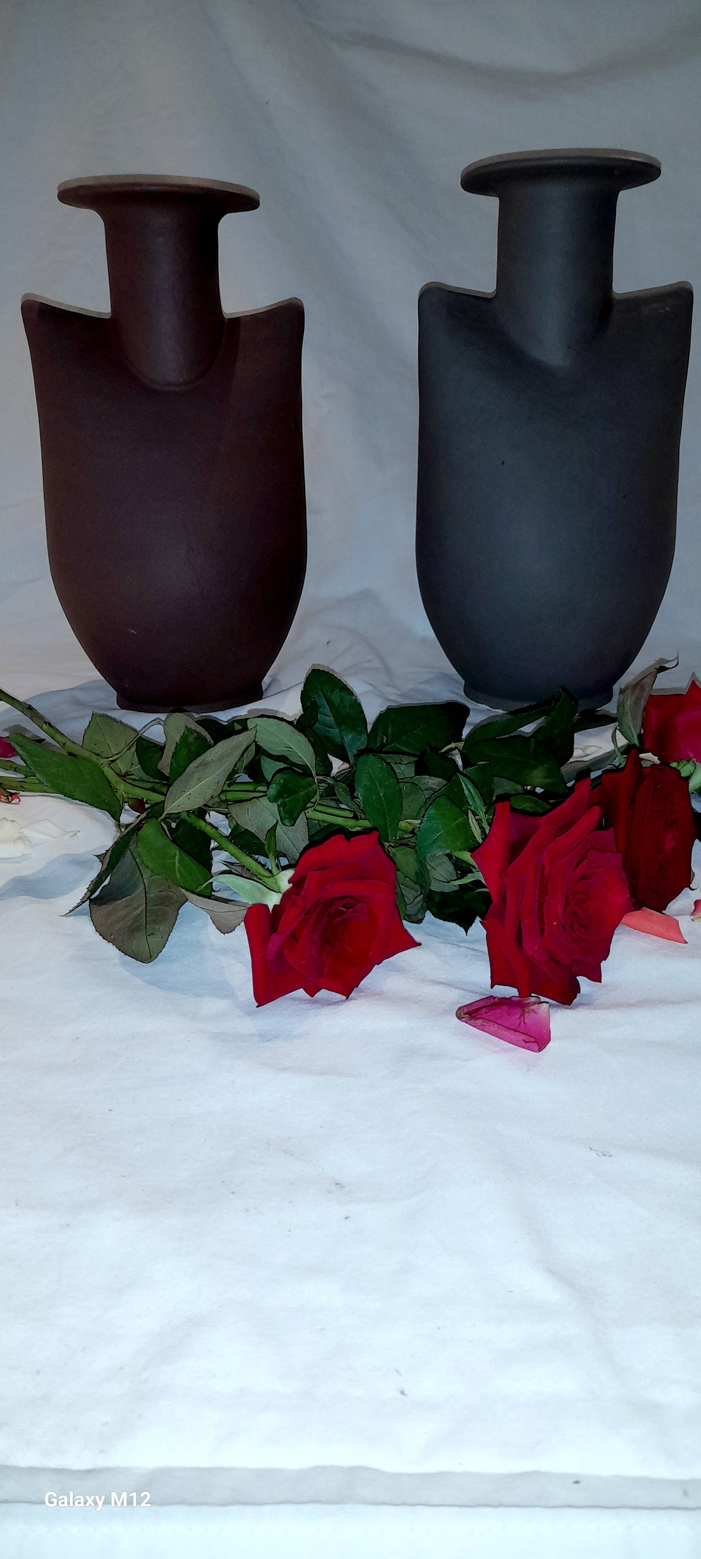 :
Modern Sculptural Ceramic Vase – Minimalist Handmade Design