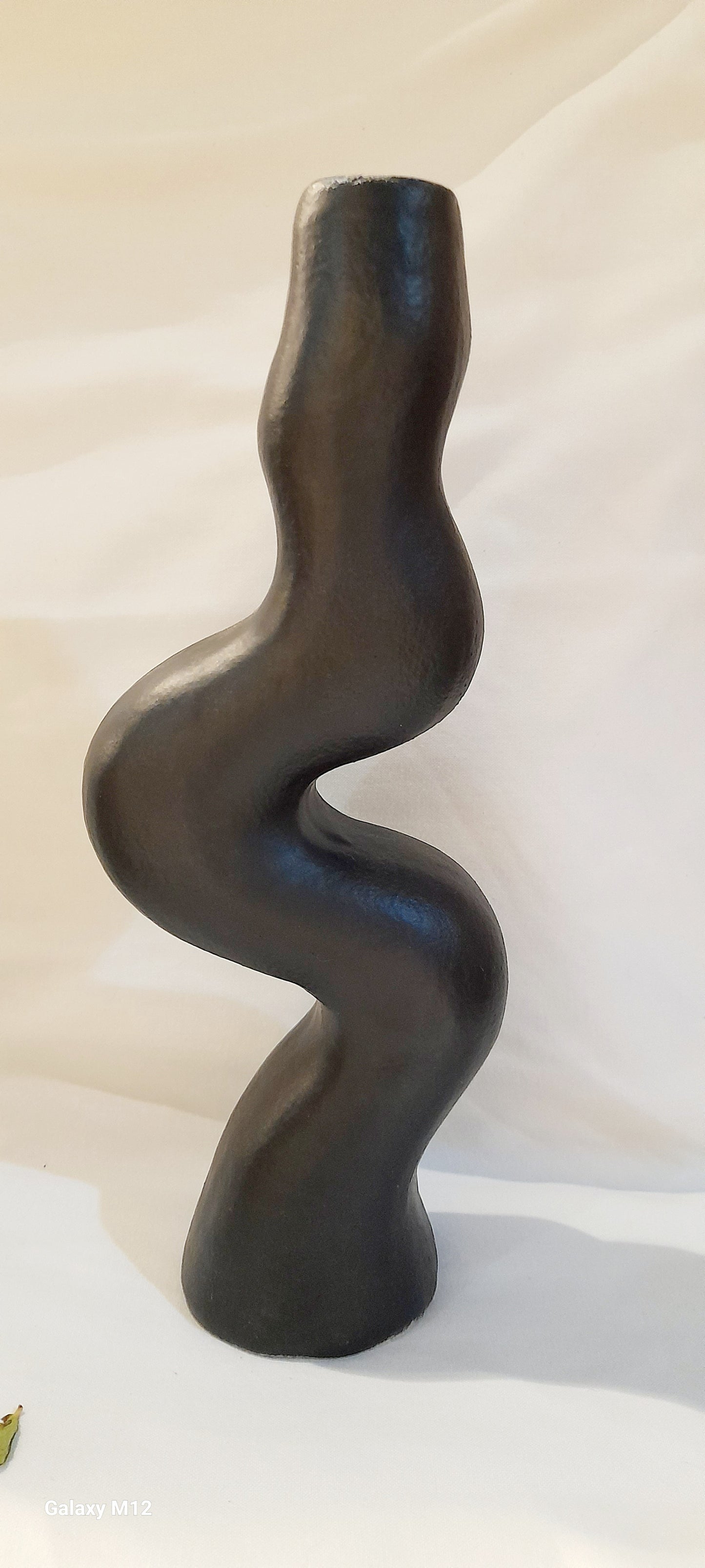 Wavy Serpent-Inspired Ceramic Vase – Artistic Flower Holder