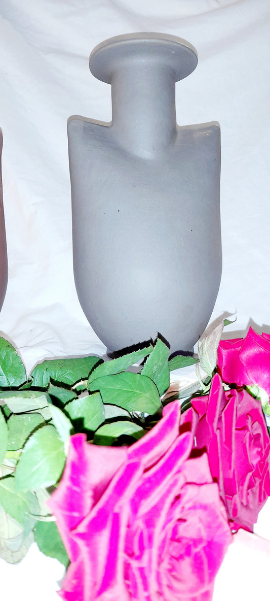 :
Modern Sculptural Ceramic Vase – Minimalist Handmade Design