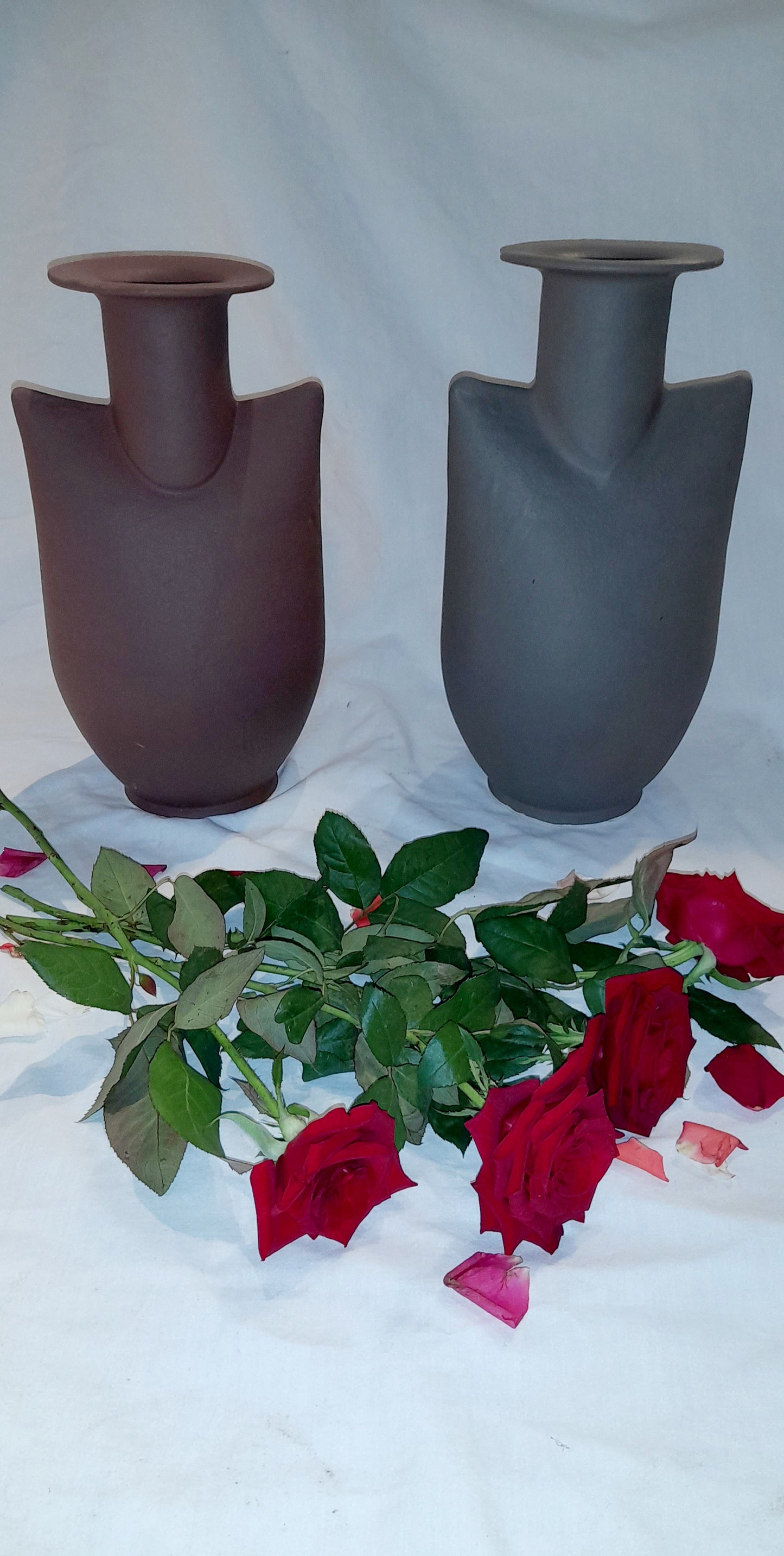:
Modern Sculptural Ceramic Vase – Minimalist Handmade Design