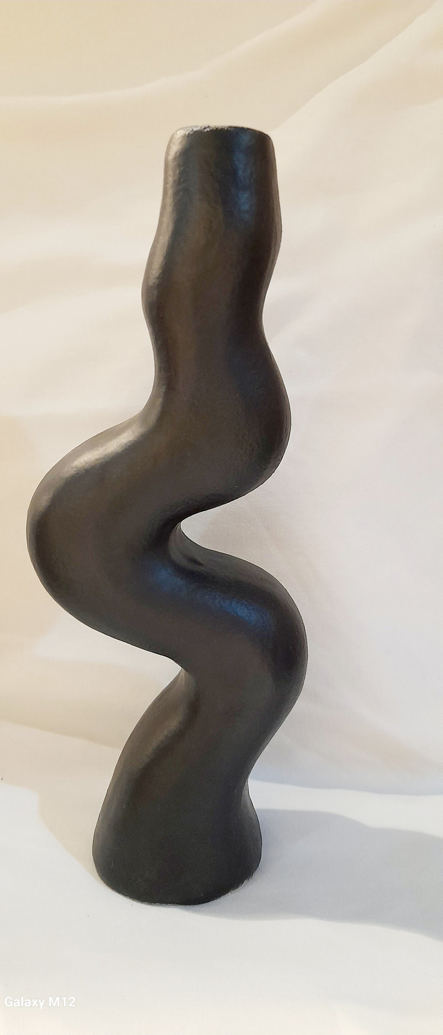Wavy Serpent-Inspired Ceramic Vase – Artistic Flower Holder