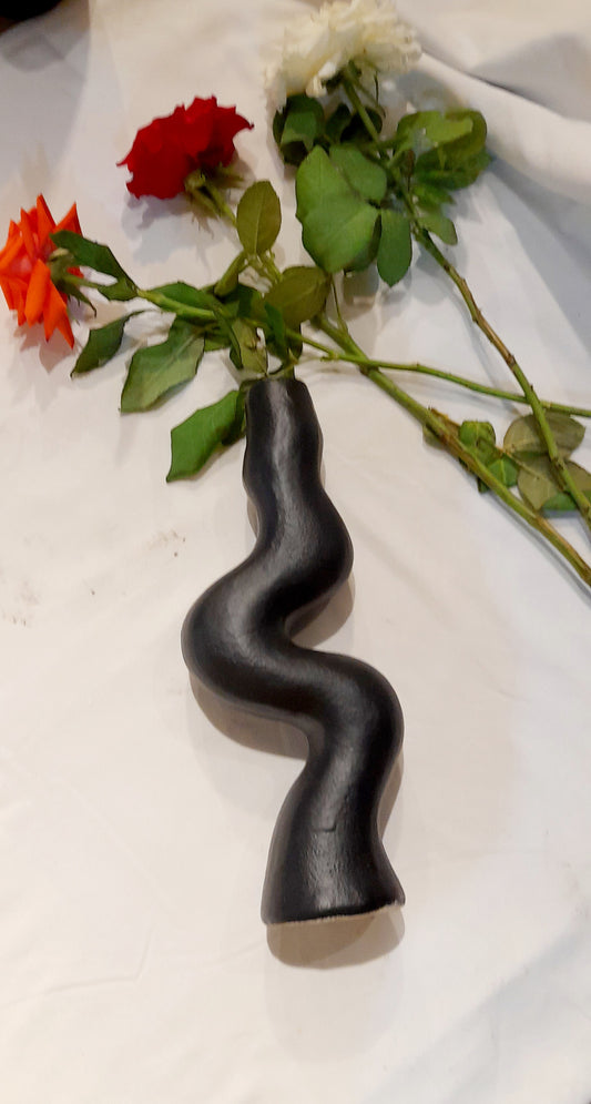 Wavy Serpent-Inspired Ceramic Vase – Artistic Flower Holder